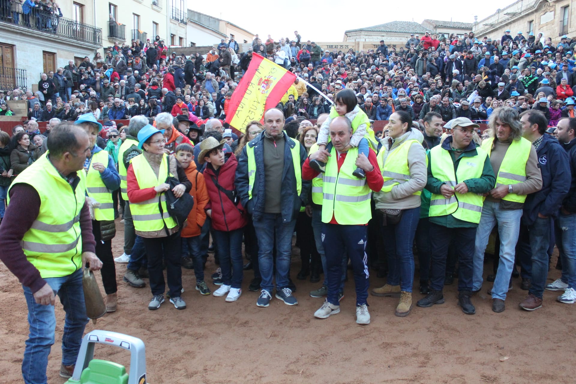 Ganaderos de Ciudad Rodrigo manifiestan sus reivindicaciones entre los aplausos del público en la Plaza Mayor  (3)
