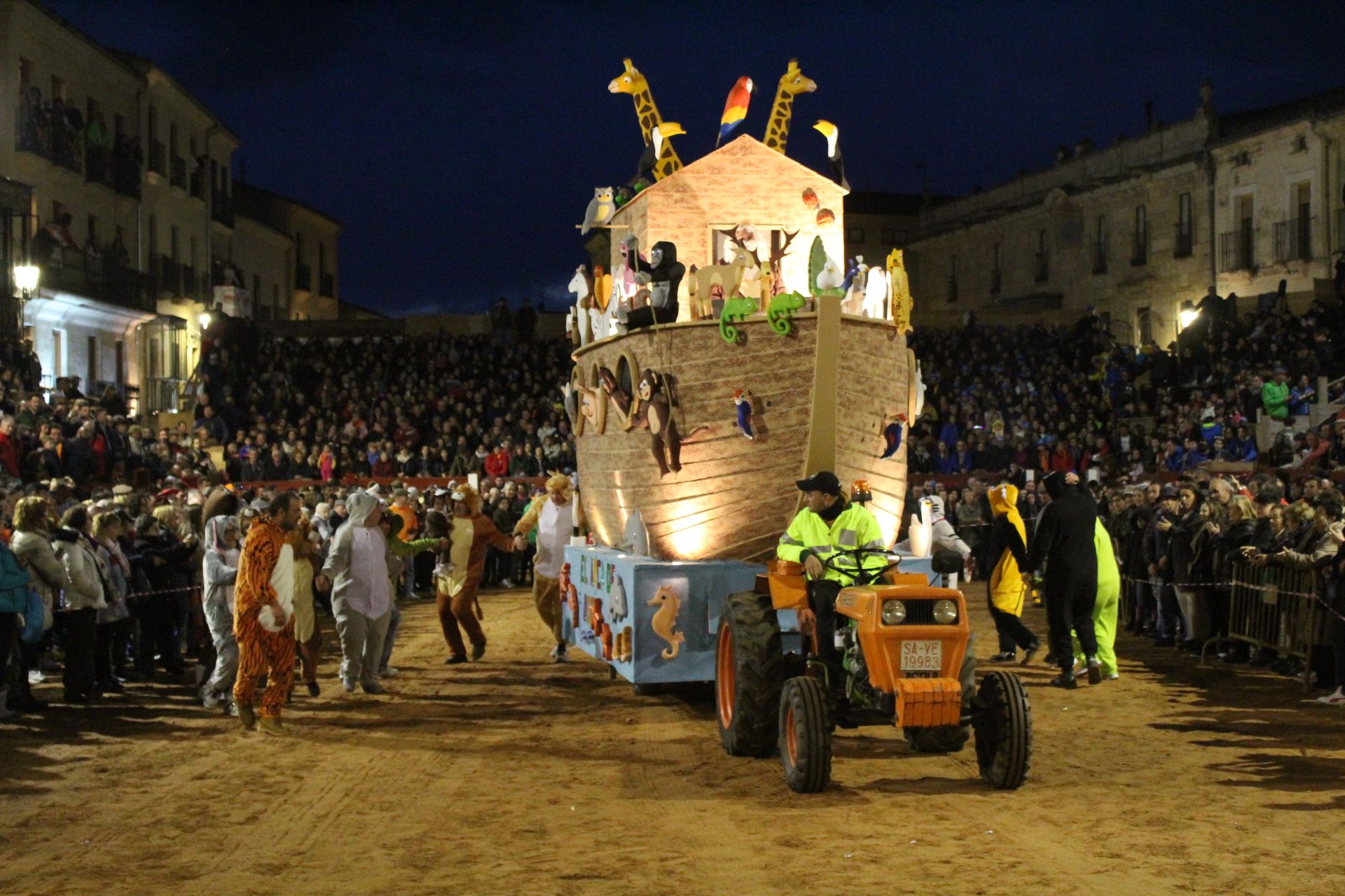 Desfile de carrozas en el Carnaval del Toro de Ciudad Rodrigo 2024