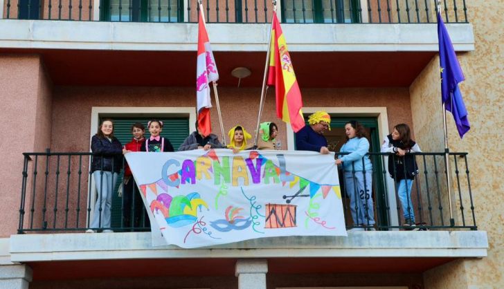 Colocación pancarta Carnaval Ciudad de los Niños