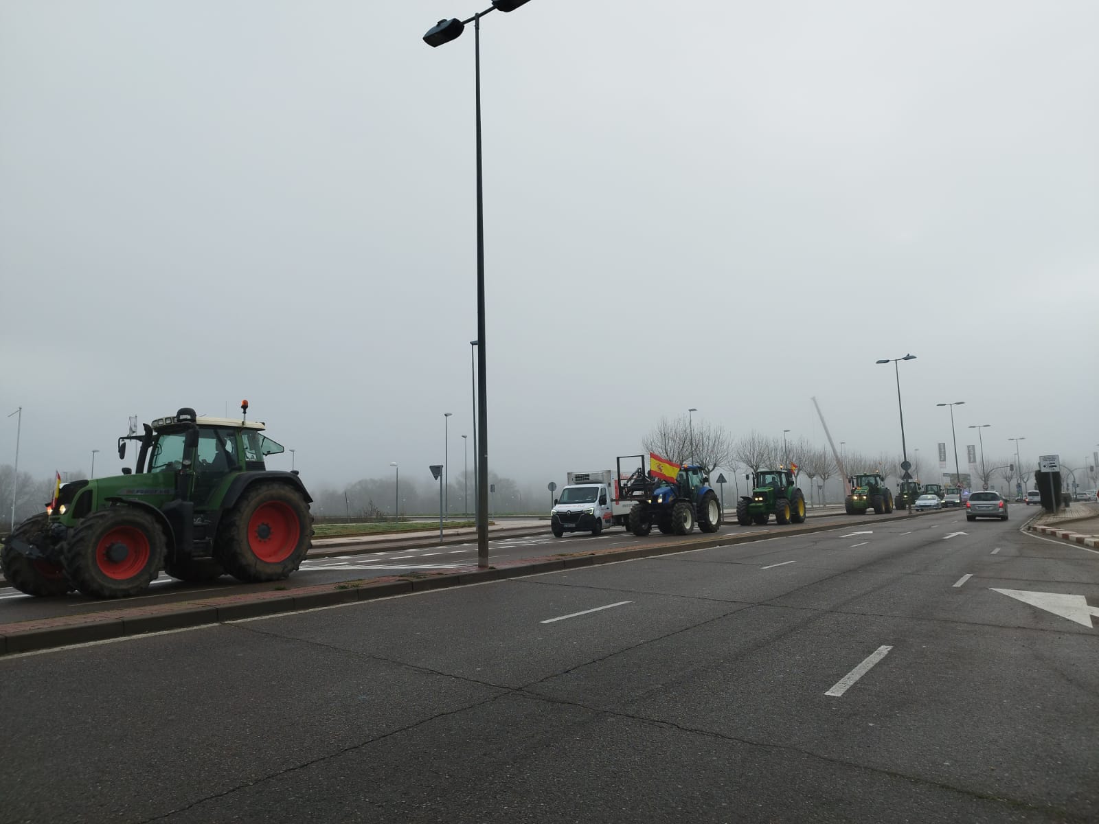 Los tractores entrando en Salamanca por La Fontana. Fotos A.M.