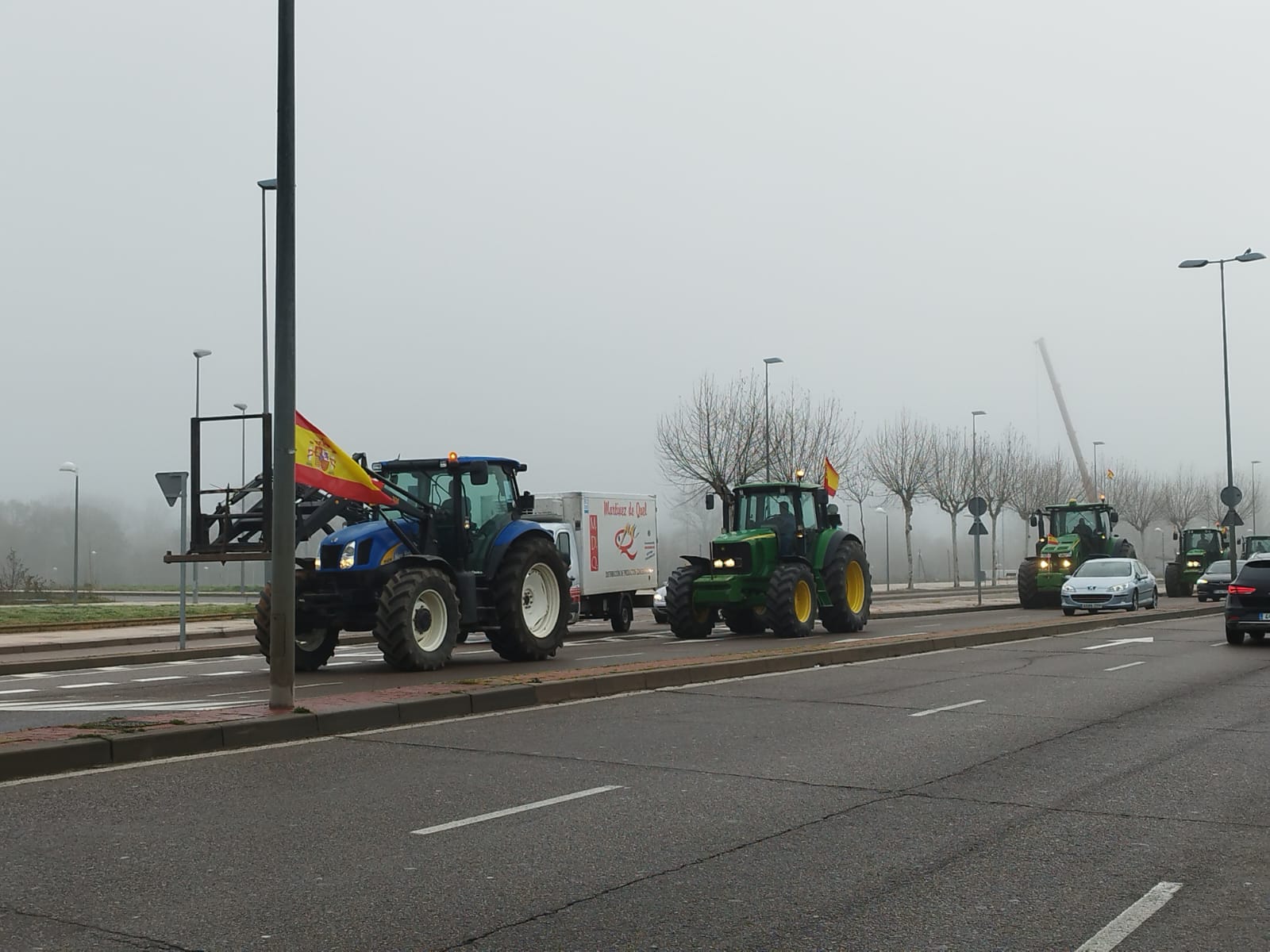 Los tractores entrando en Salamanca por La Fontana. Fotos A.M.