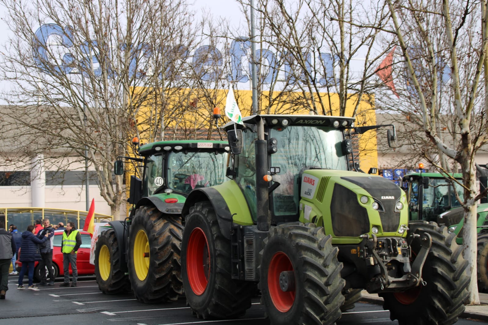 GALERIA | Agricultores y ganaderos protestan en las inmediaciones del Carrefour y la Plaza de Toros