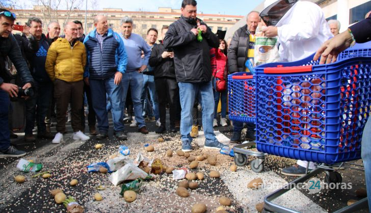 Concentración profesionales del campo en el Carrefour (15)