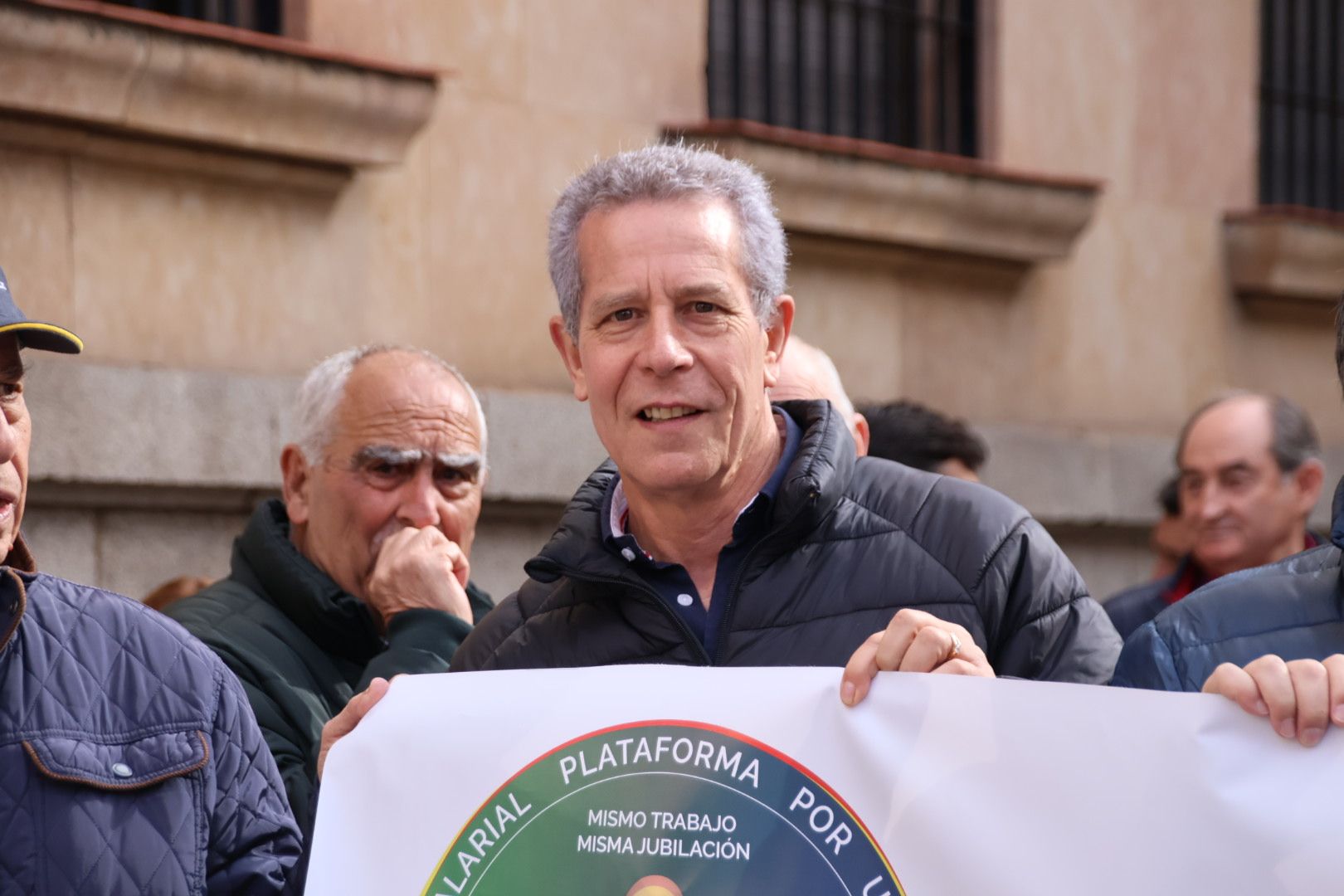 Concentración de policías nacionales y guardias civiles en la puerta de la subdelegación de Gobierno de Salamanca 