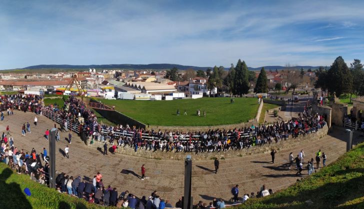 Ambiente en la suelta de una vaquilla por el Domingo de Piñata en Ciudad Rodrigo (4)