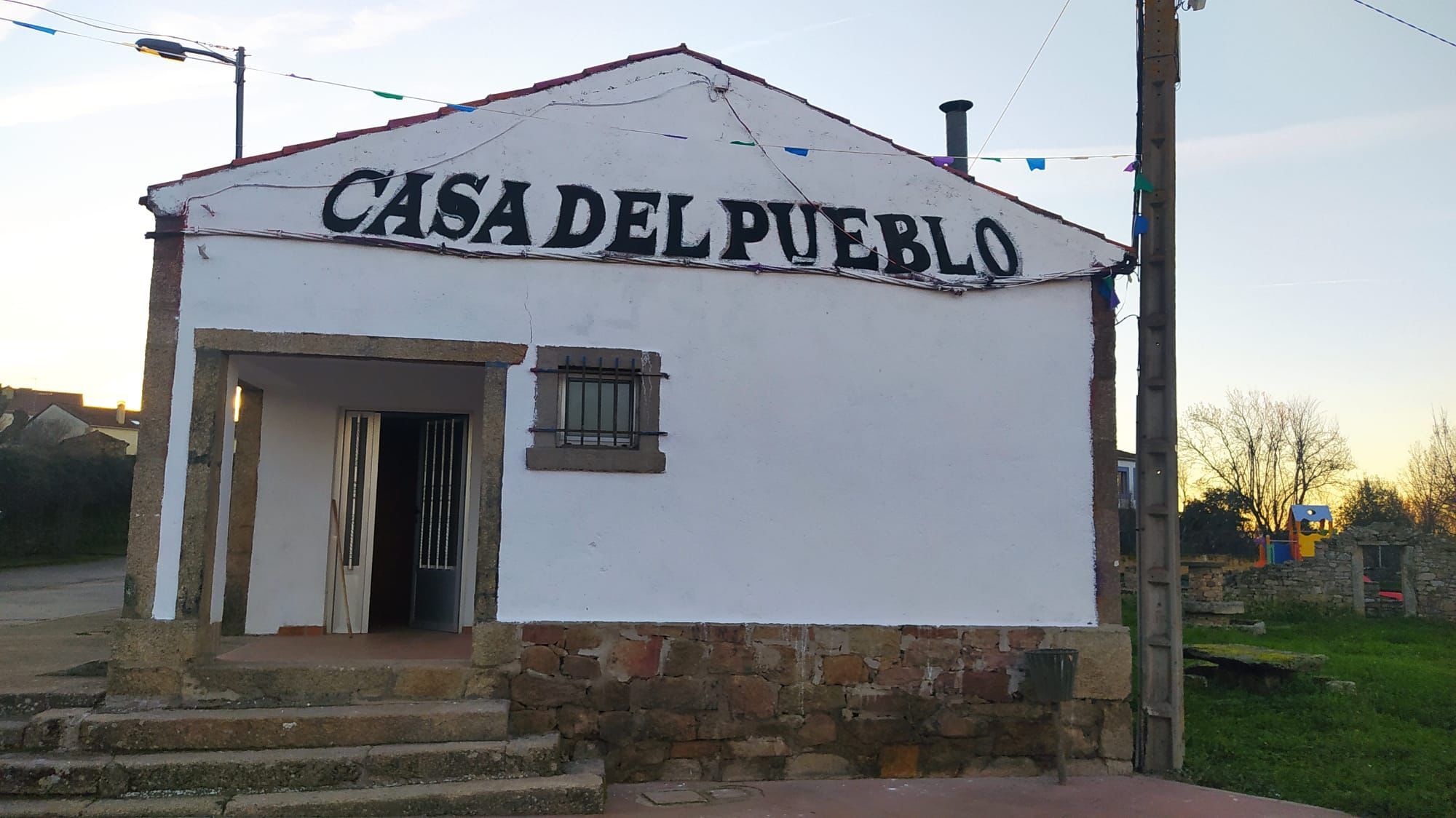 Casa del Pueblo tras serr pintada por el alcalde