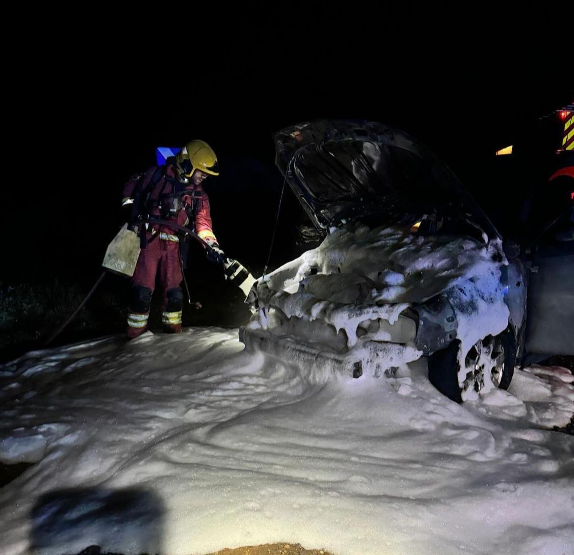 GALERÍA | Arde un vehículo en la DSA-504 a la altura de Doñinos. Fotos: Bomberos Villares