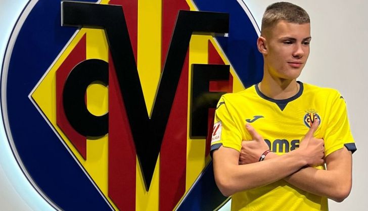 Mario Bustos posa con la camiseta del Villarreal