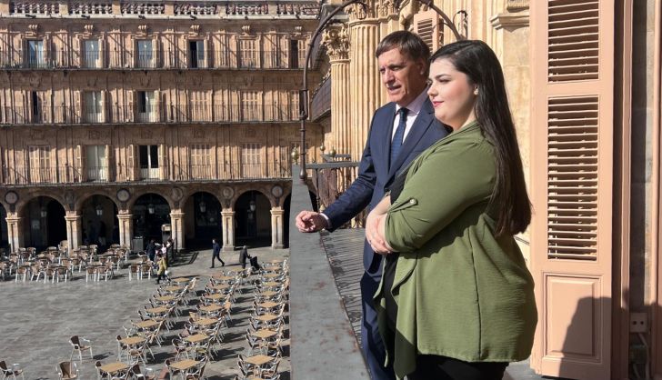 Carlos García Carbayo y Carmen Larios en el Ayuntamiento de Salamanca