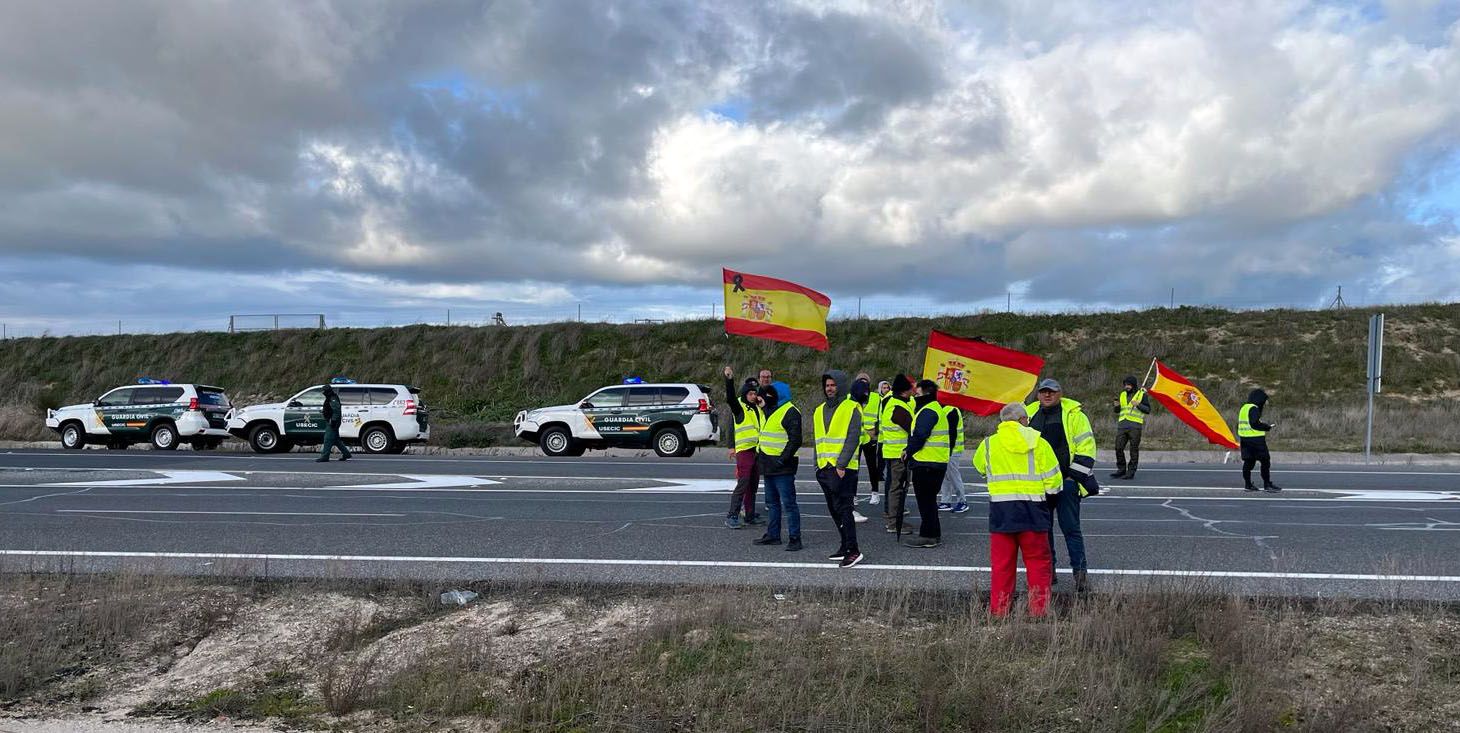 Agricultores y ganaderos en la A 50 este viernes 23 de febrero. Foto Miguel Navarro ICAL (3)