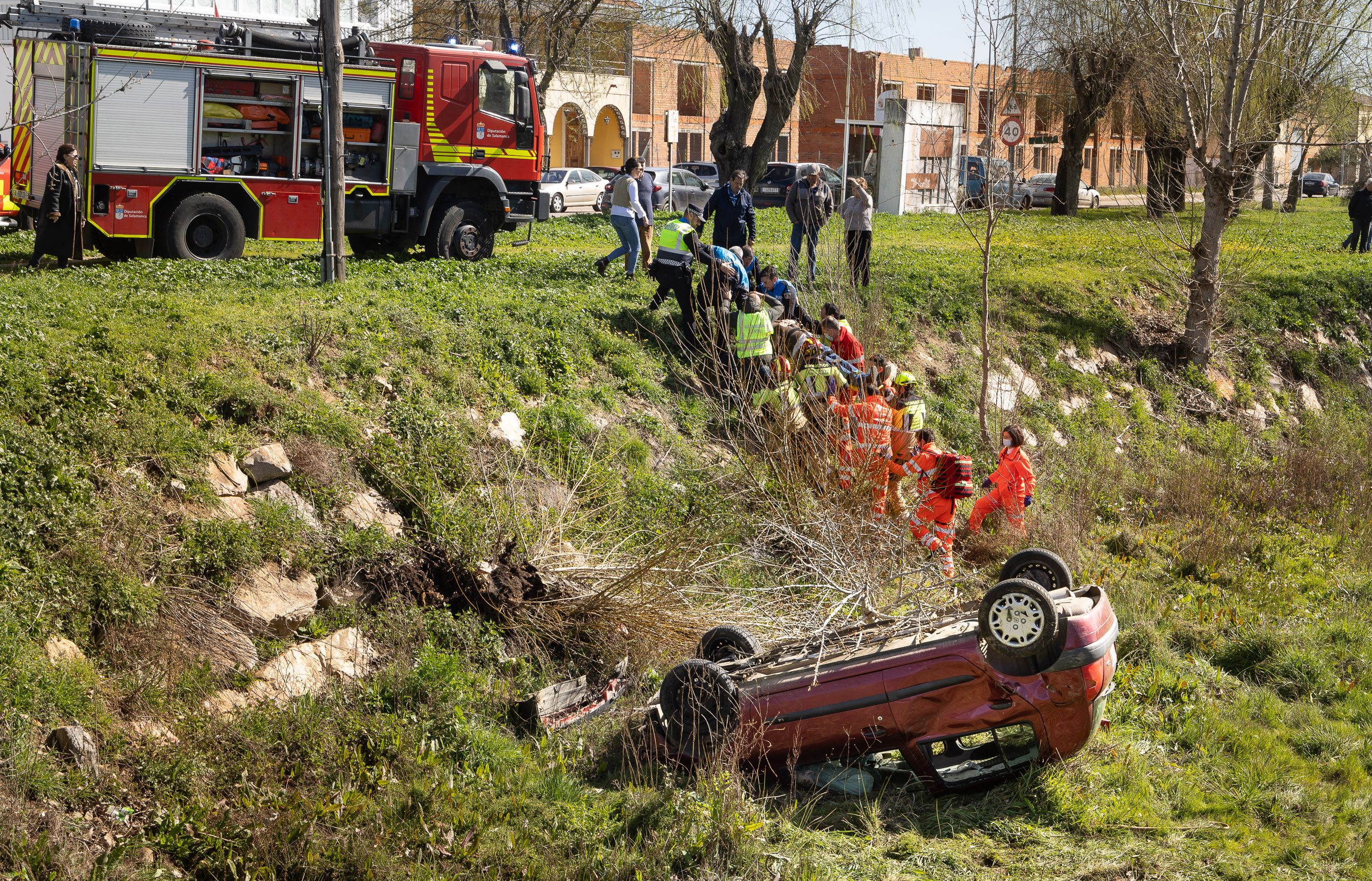 Herido tras volcar con su coche y caer a un regato en Ciudad Rodrigo   Fotos José Vicente Agencia ICAL (1)