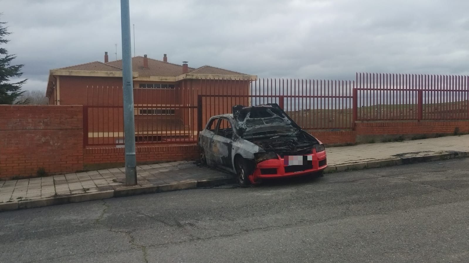 Vehículo calcinado en Buenos Aires (2)