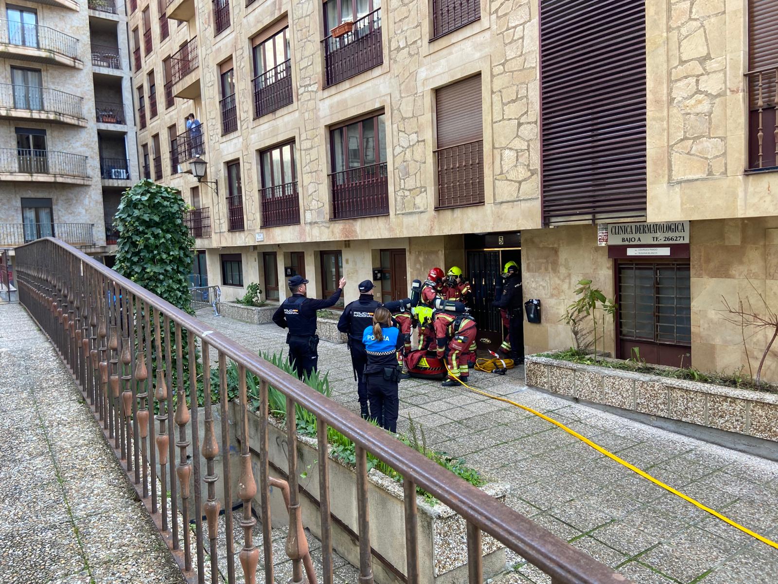 GALERÍA | Varias personas atendidas por la explosión de una chimenea de etanol de un edificio de la calle Maestro Ávila