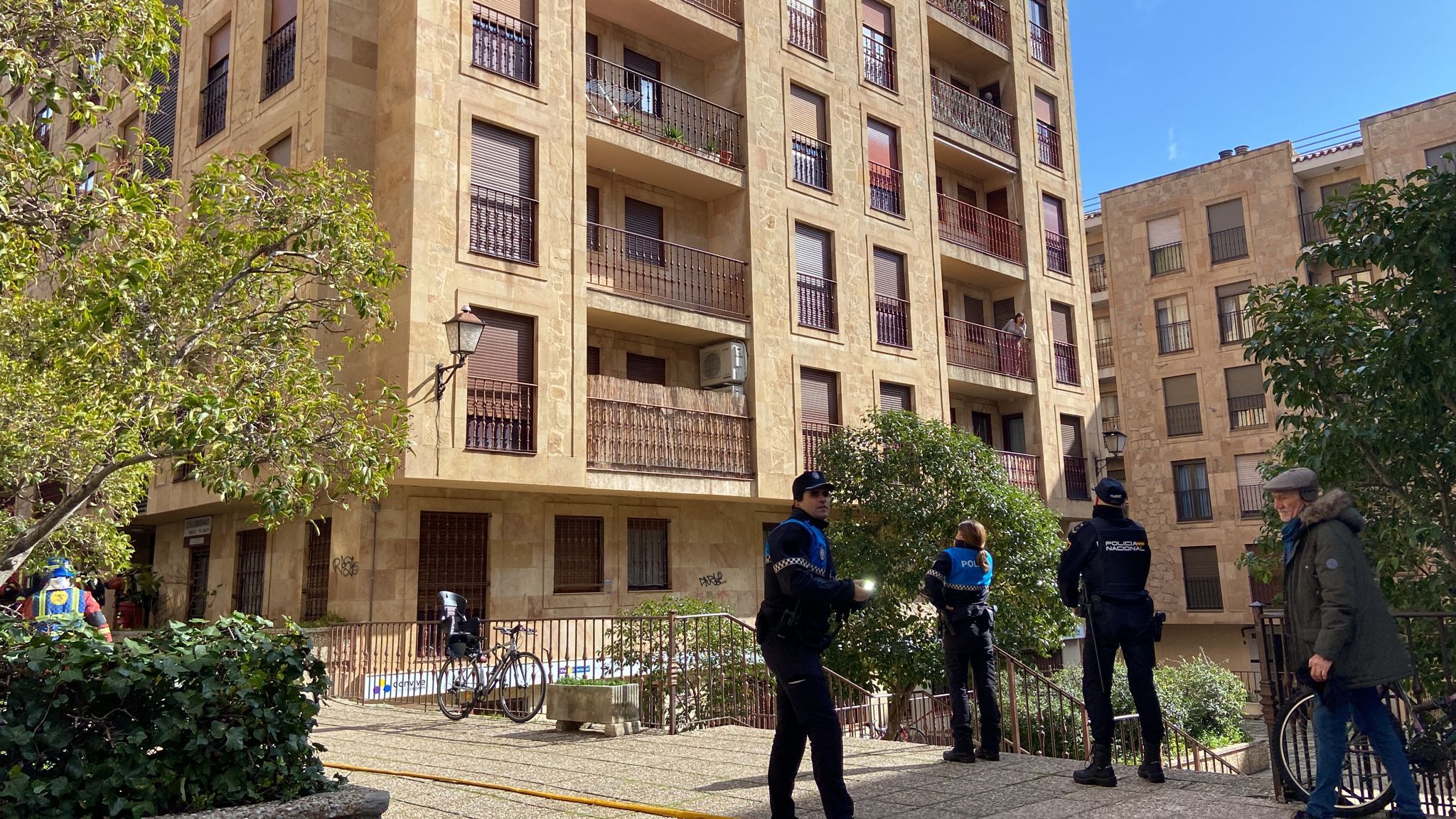 GALERÍA | Varias personas atendidas por la explosión de una chimenea de etanol de un edificio de la calle Maestro Ávila