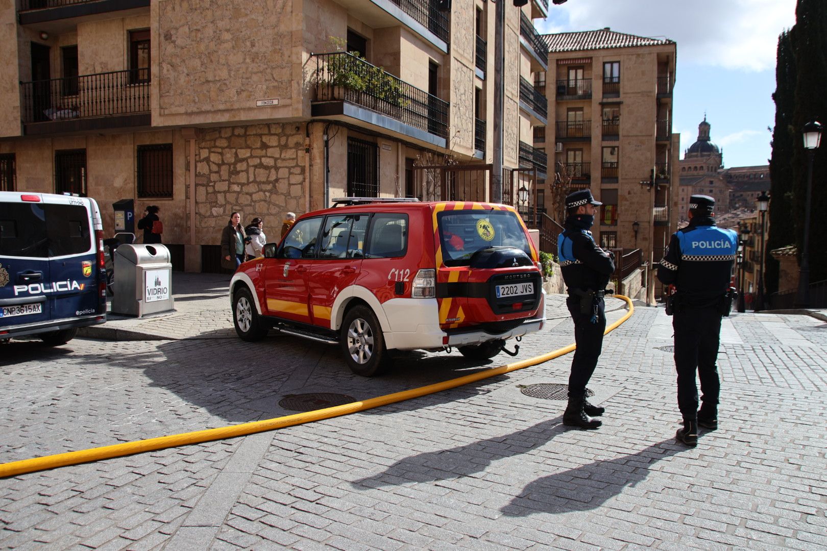 Varias personas atendidas por la explosión de una chimenea de etanol de un edificio de la calle Maestro Ávila