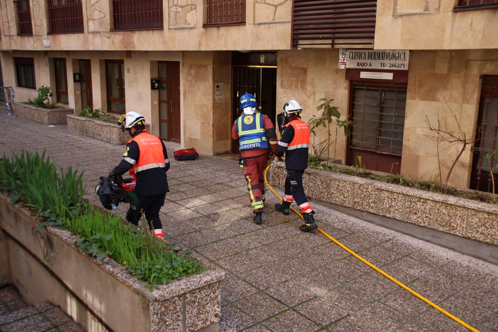 Varias personas atendidas por la explosión de una chimenea de etanol de un edificio de la calle Maestro Ávila