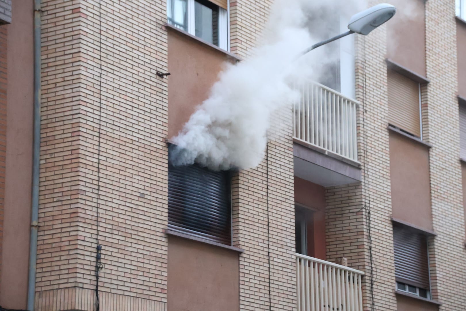Incendio en una vivienda en la calle León Felipe (1)