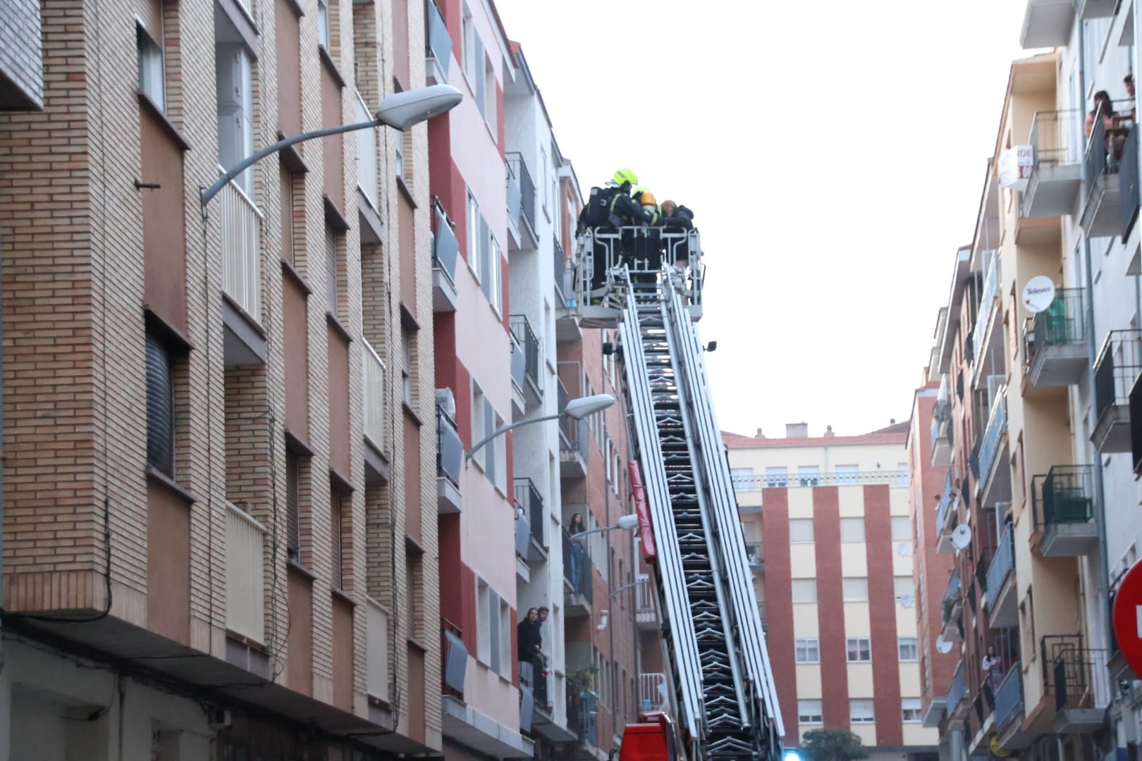 Incendio en una vivienda en la calle León Felipe (2)
