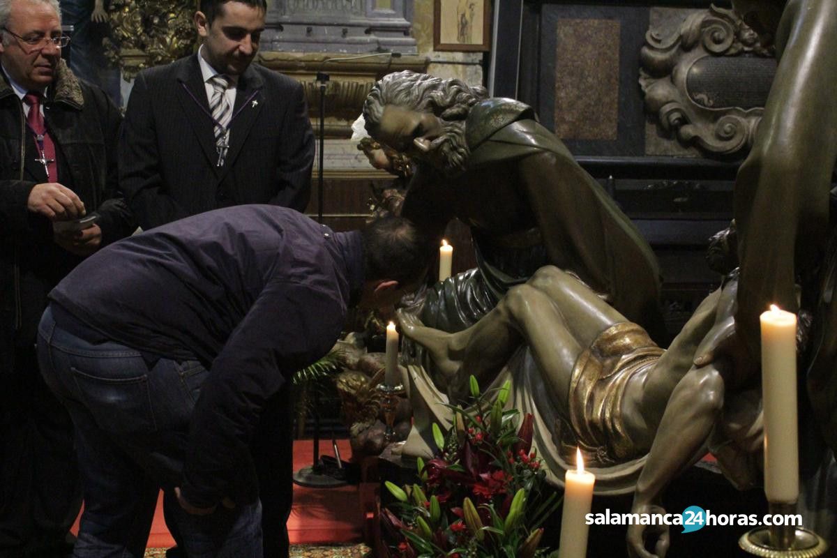  Besapiés en la iglesia de San Julián para celebrar el 75 Aniversario del grupo escultórico del 'Santo Entierro' (3) 