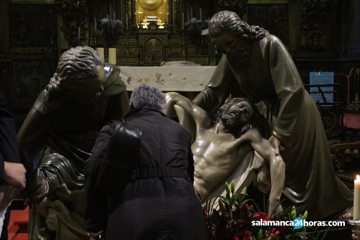  Besapiés en la iglesia de San Julián para celebrar el 75 Aniversario del grupo escultórico del 'Santo Entierro' (10) 