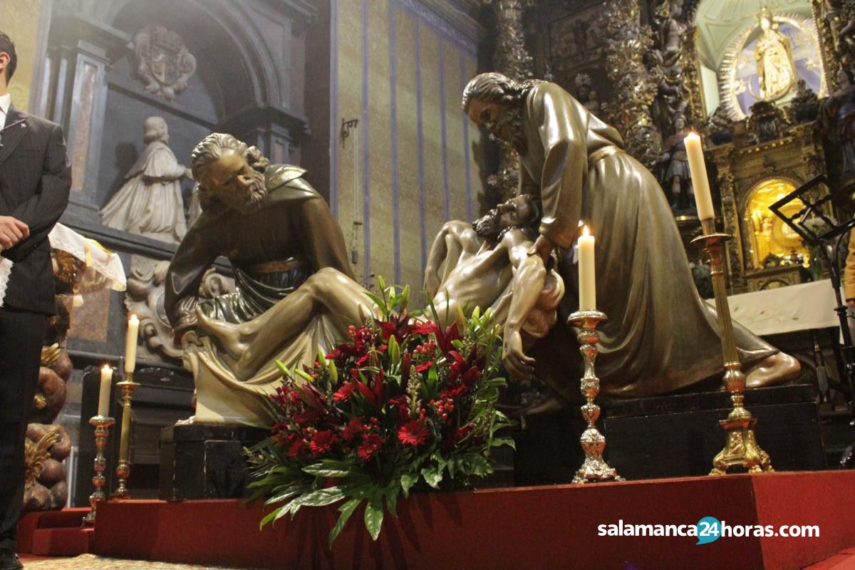  Besapiés en la iglesia de San Julián para celebrar el 75 Aniversario del grupo escultórico del 'Santo Entierro' (11) 