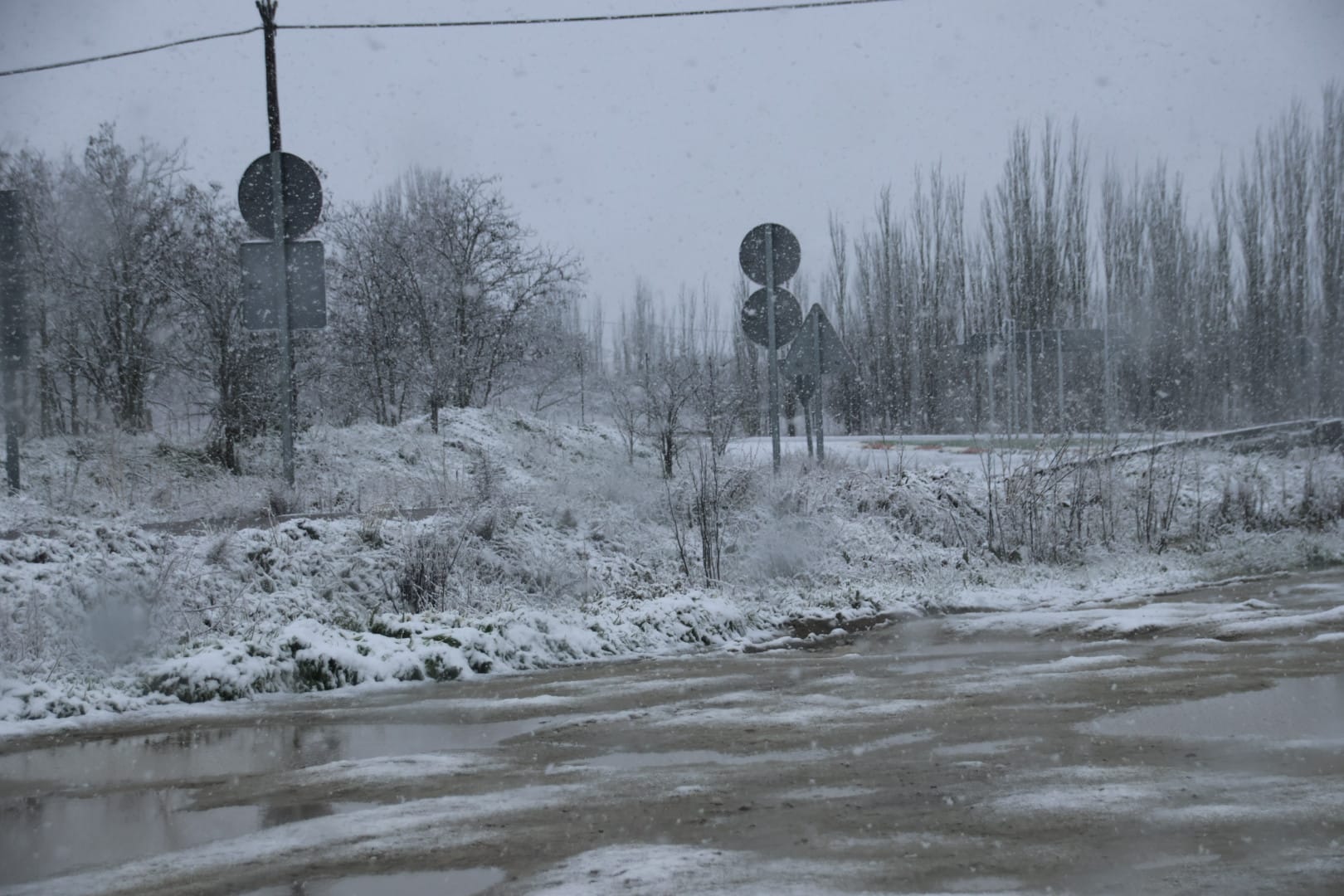 Nieve en carretera colindantes con la A-66 - Fotos de archivo - S24H