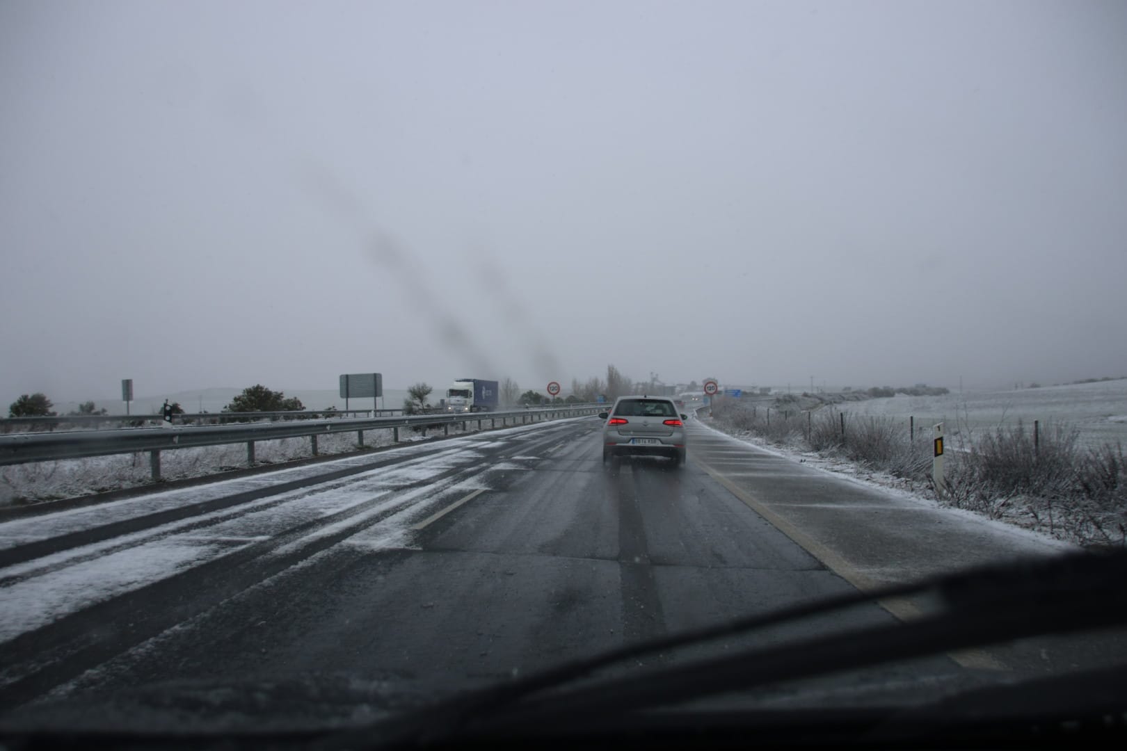 Nieve en carretera colindantes con la A-66 - Fotos de archivo - S24H