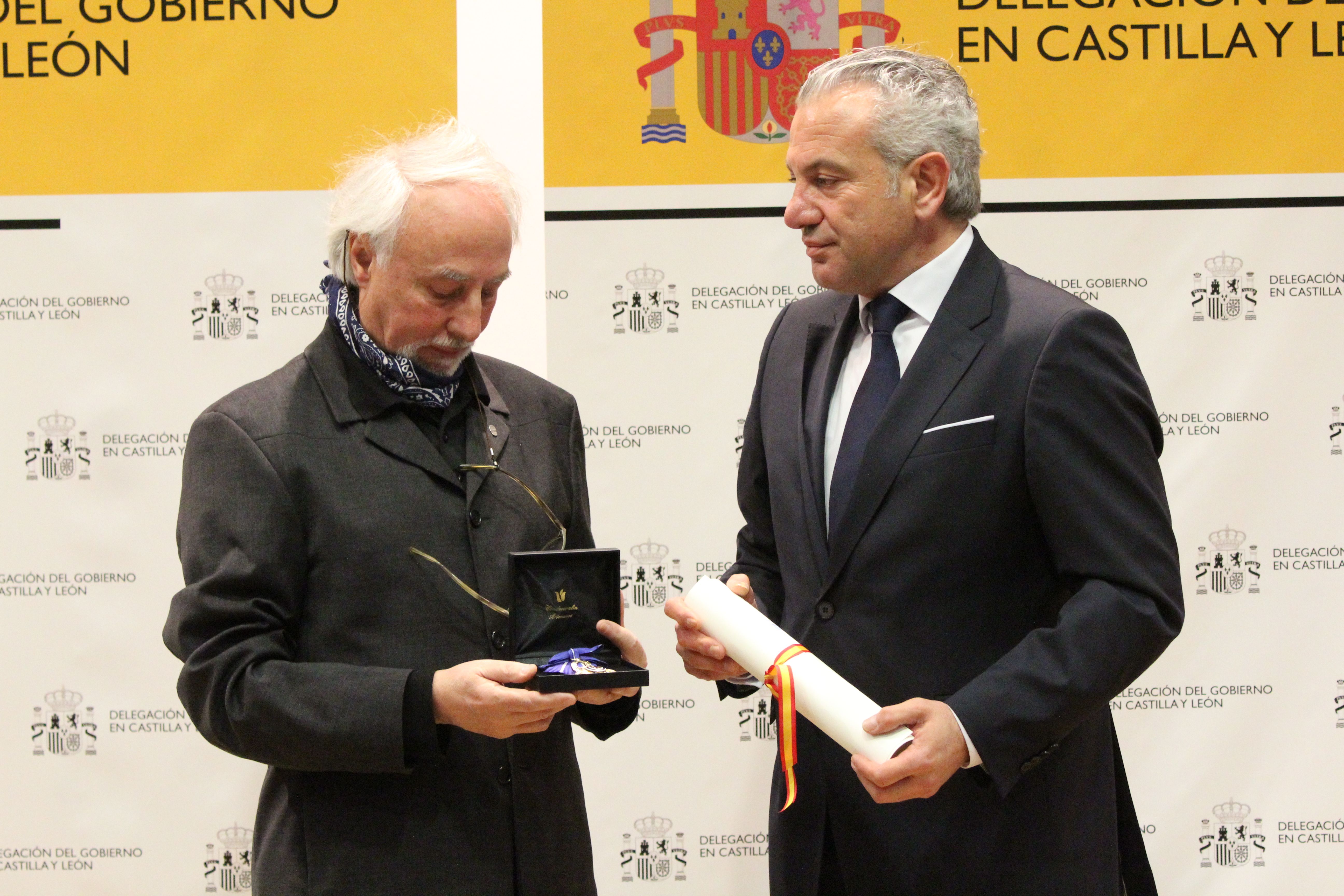 Acto de entrega a título póstumo de la Encomienda de la Orden del Mérito Civil a Encarnación Pérez Álvarez.
