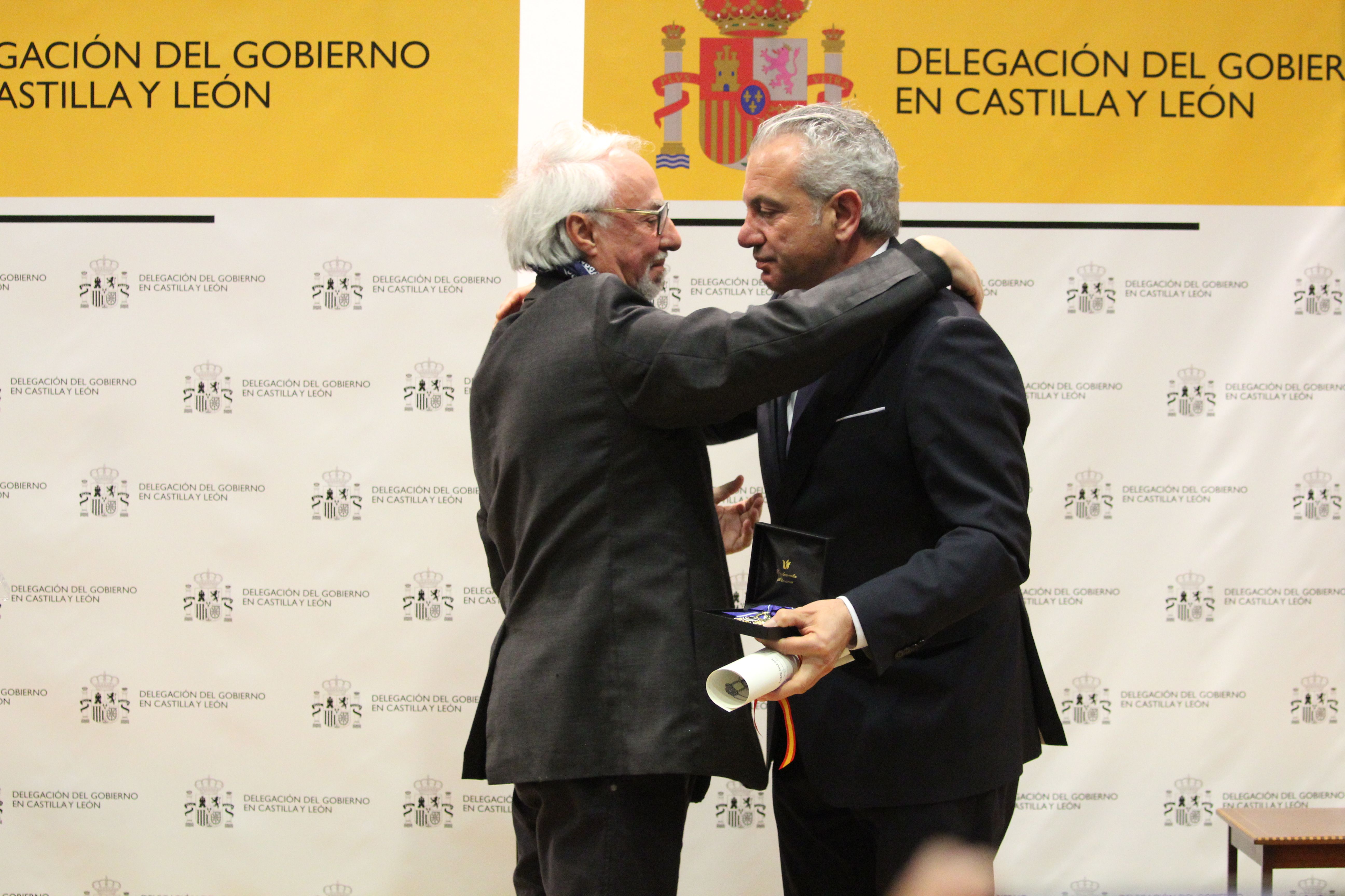 Acto de entrega a título póstumo de la Encomienda de la Orden del Mérito Civil a Encarnación Pérez Álvarez.