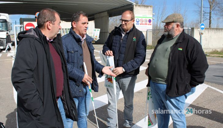 GALERÍA |  Los agricultores protestan frente a la planta de bioetanol de Babilafuente