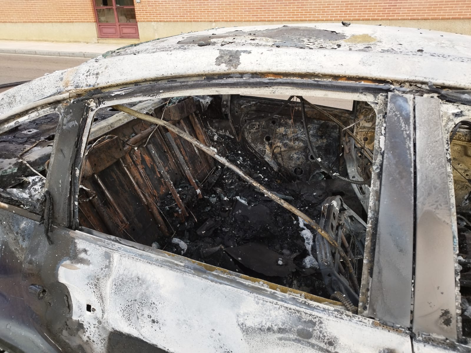GALERÍA | Un coche arde en la calle Mayor de Chamberí 