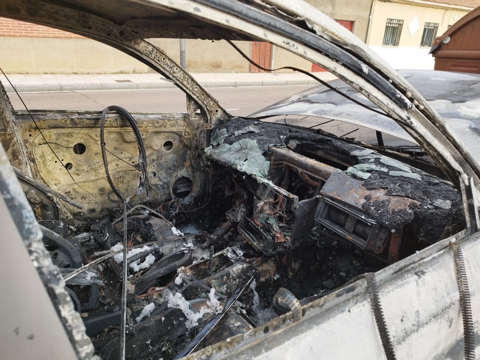 GALERÍA | Un coche arde en la calle Mayor de Chamberí
