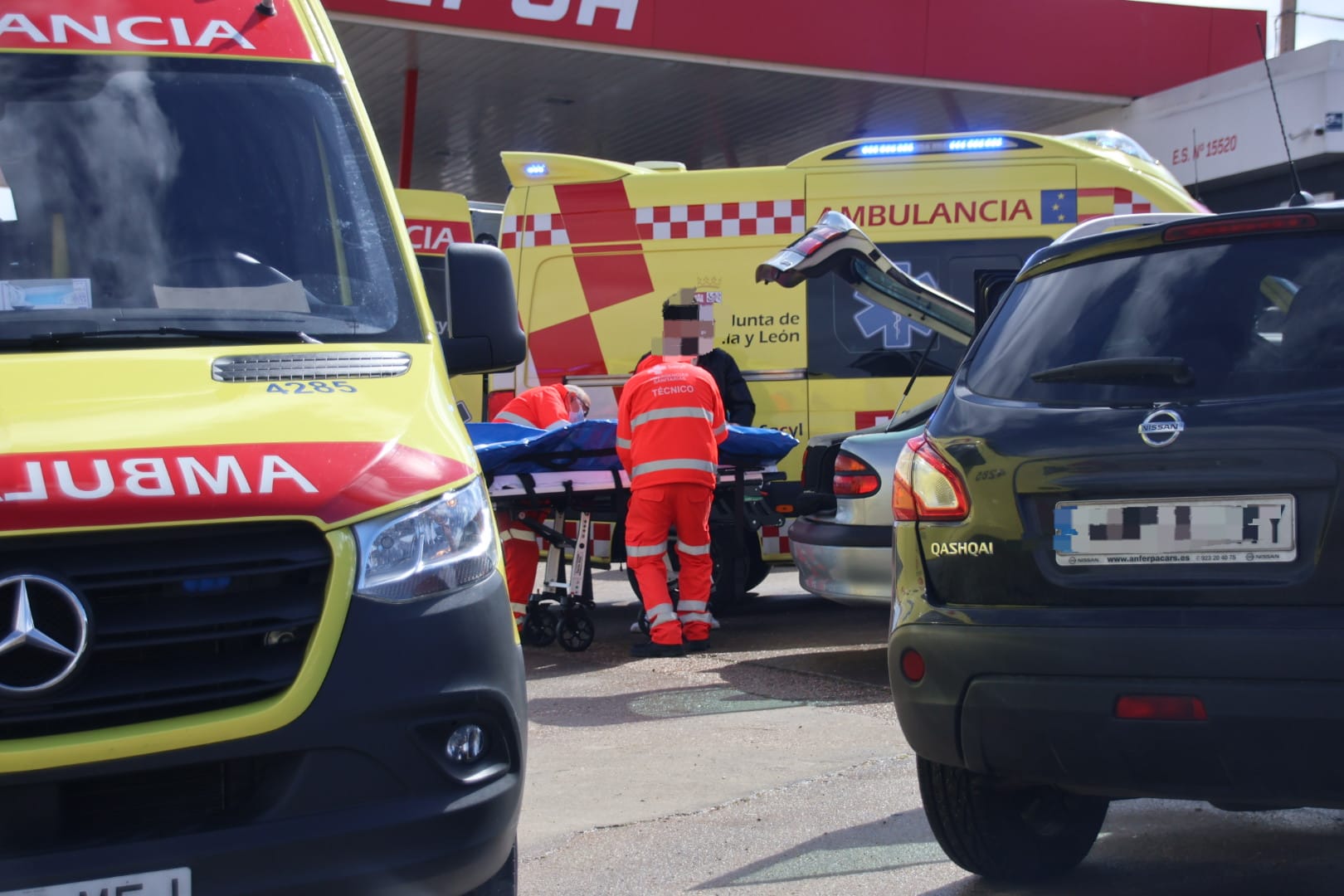 GALERÍA | Cuatro personas resultan heridas tras una fuerte colisión entre dos turismos en Villamayor