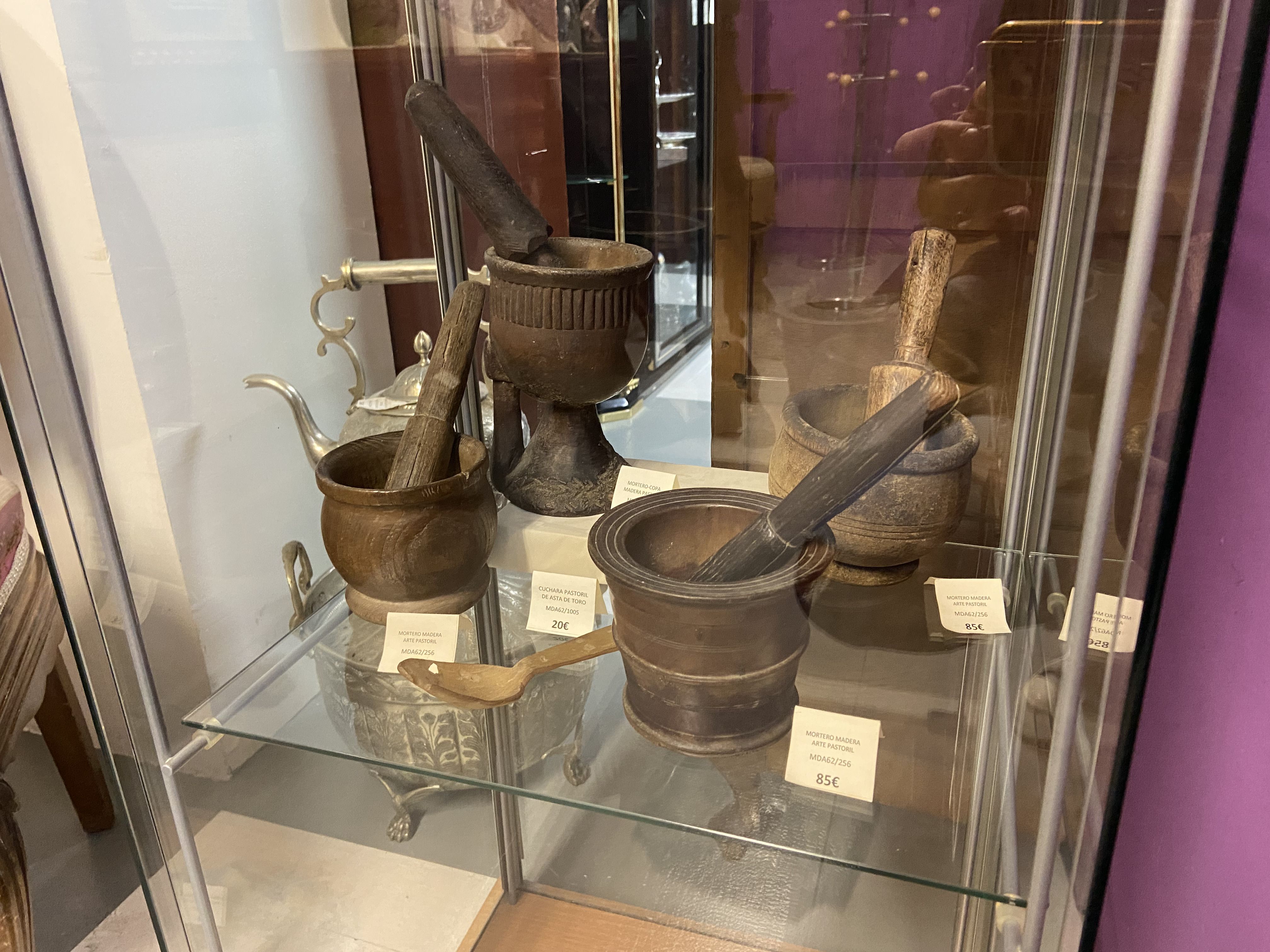 Reliquias de arte pastoril y otros objetos de tiendas EME
