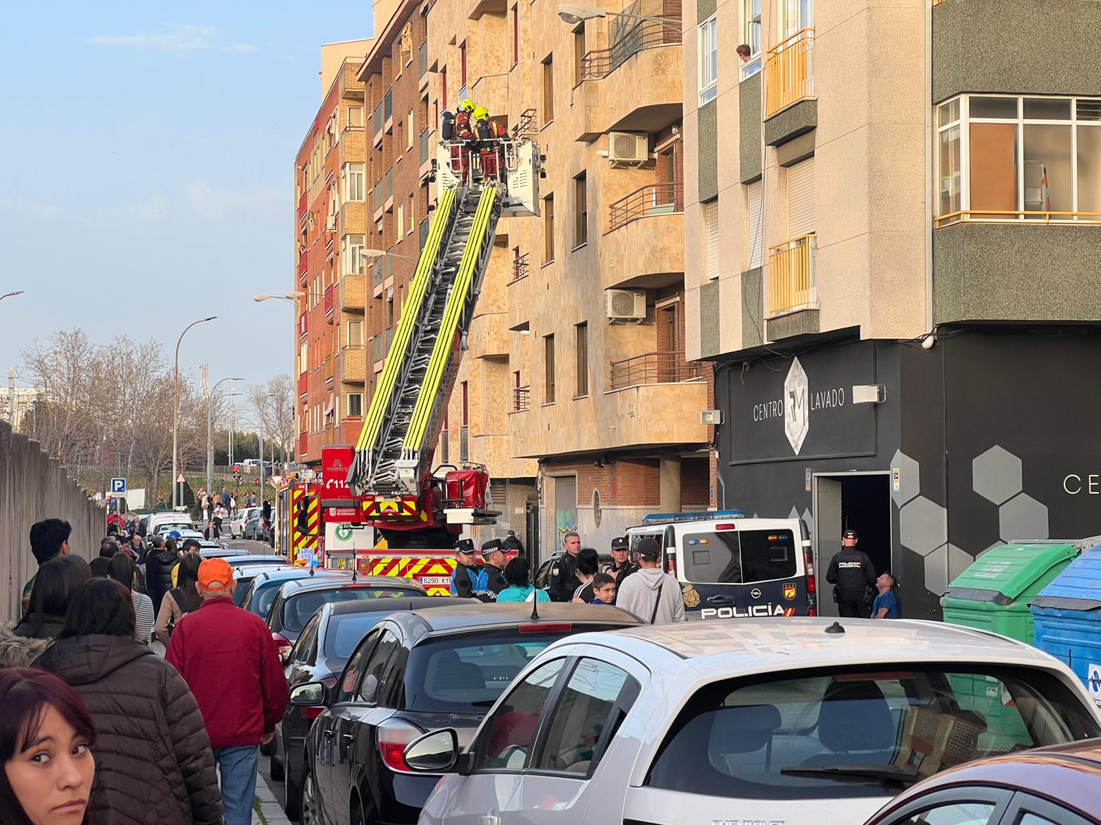 GALERÍA | Incendio en una vivienda de la calle Espronceda 