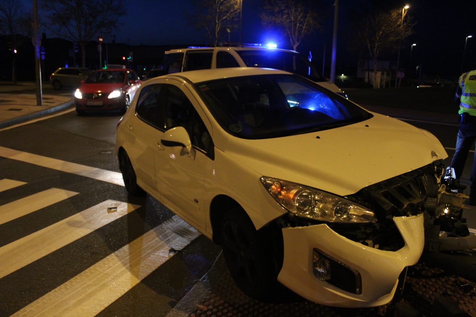 GALERÍA | Un conductor choca contra un semáforo en la rotonda de La Flecha y lo derriba 