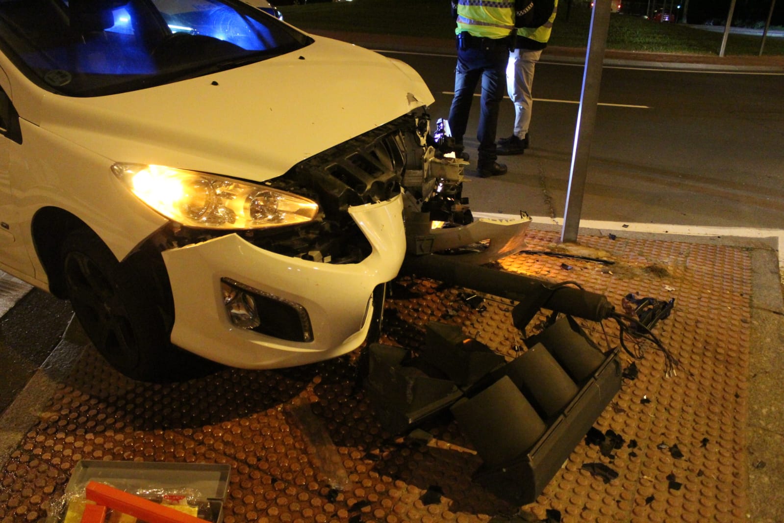 GALERÍA | Un conductor choca contra un semáforo en la rotonda de La Flecha y lo derriba 