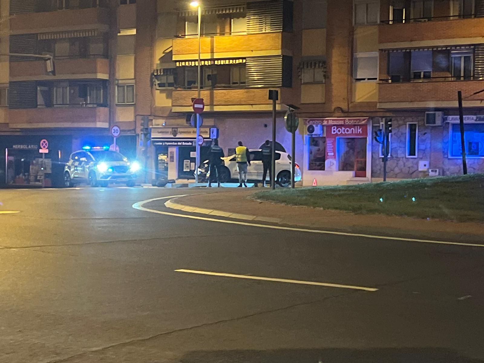 GALERÍA | Un conductor choca contra un semáforo en la rotonda de La Flecha y lo derriba
