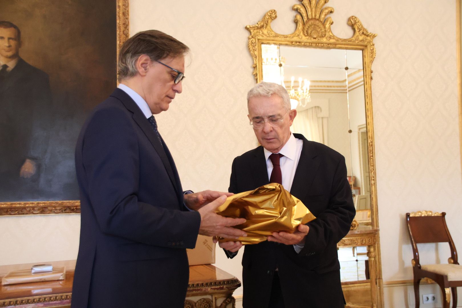 Carlos García Carbayo, recibe al expresidente de Colombia Álvaro Uribe