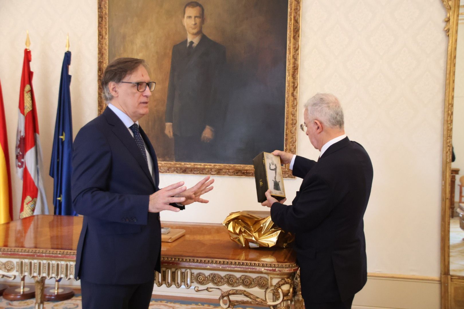 Carlos García Carbayo, recibe al expresidente de Colombia Álvaro Uribe