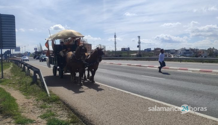 Carruaje de caballos atravesando Salamanca camino de Santiago de Compostela. Foto S24H