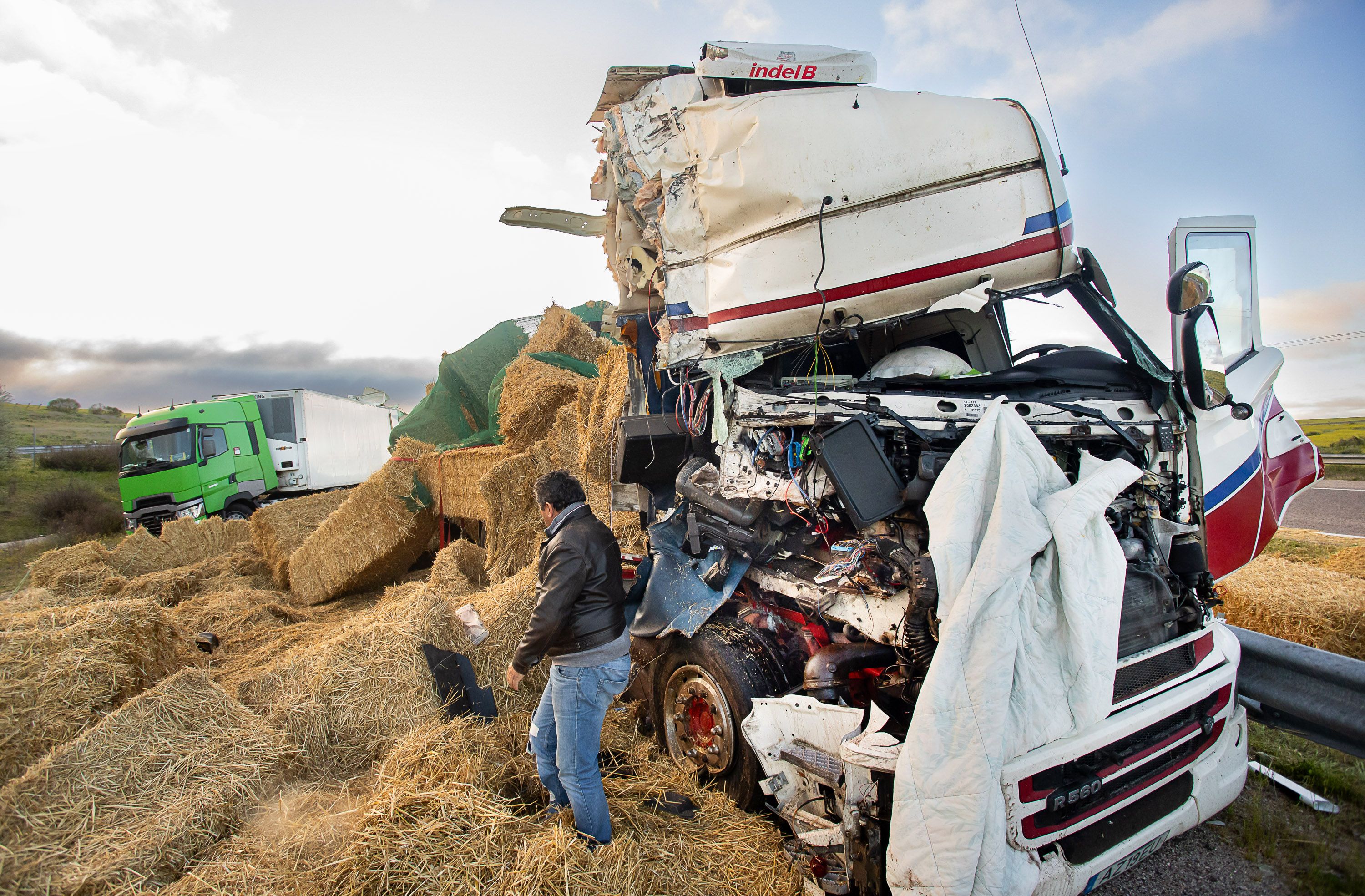 Colisión entre dos camiones en la A 62 (2). Foto Vicente ICAL