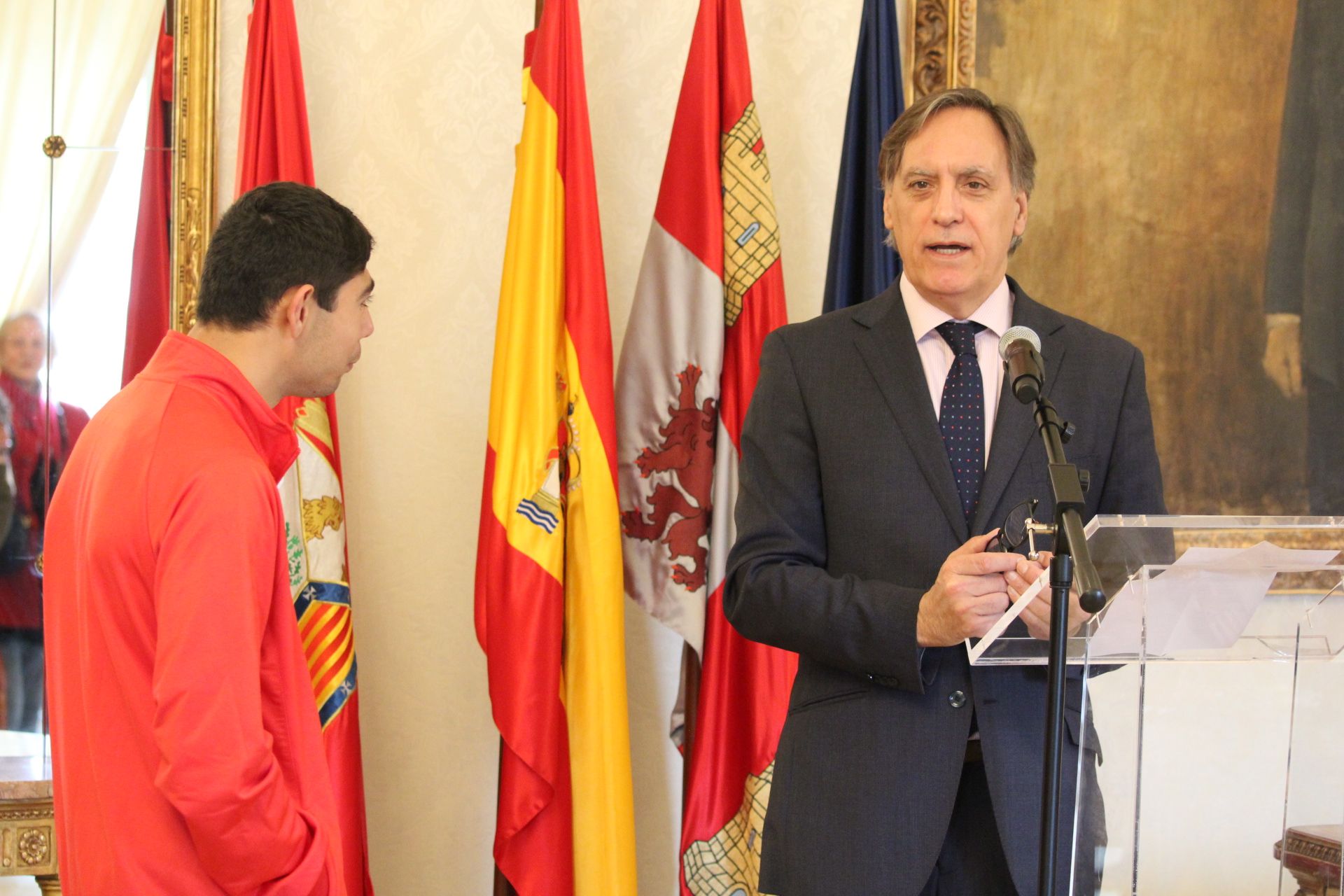 El alcalde de Salamanca, Carlos García Carbayo, recibe a Alberto Mangas, medalla de oro en el Campeonato de España Liberty de promesas paralímpicas de atletismo