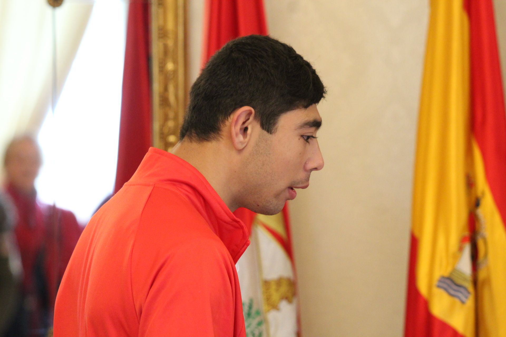 El alcalde de Salamanca, Carlos García Carbayo, recibe a Alberto Mangas, medalla de oro en el Campeonato de España Liberty de promesas paralímpicas de atletismo