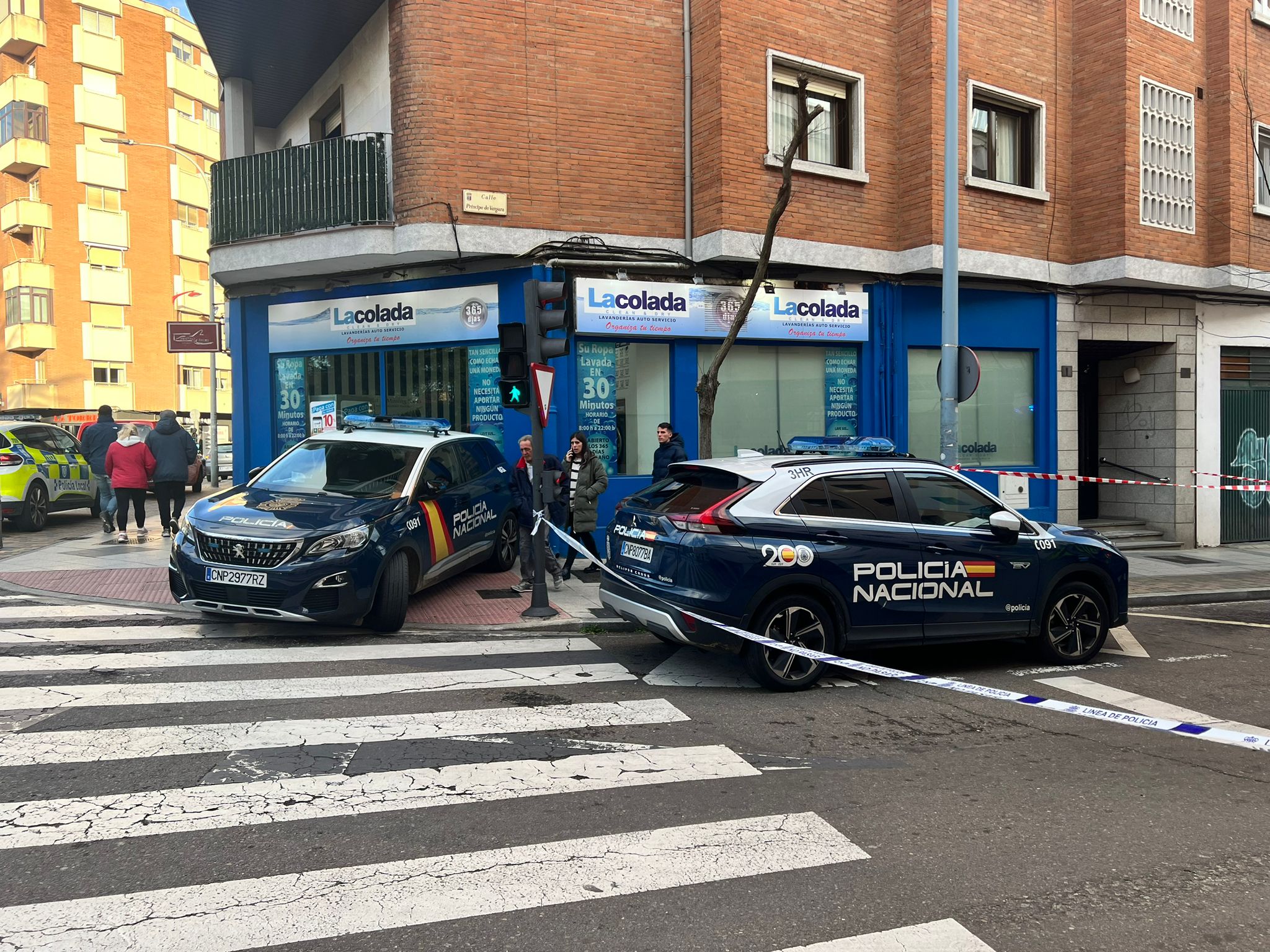 Policía Local y Bomberos desalojan un edificio en la calle Príncipe de Vergara (10)