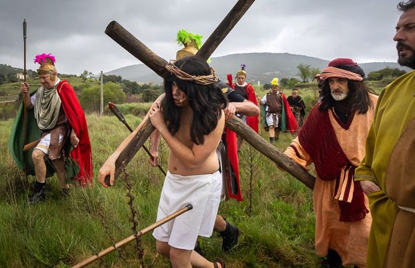 Vecinos de Serradilla del Arroyo representan la Pasión de Cristo en el Viernes Santo. Fotos José Vicente  ICAL (6)
