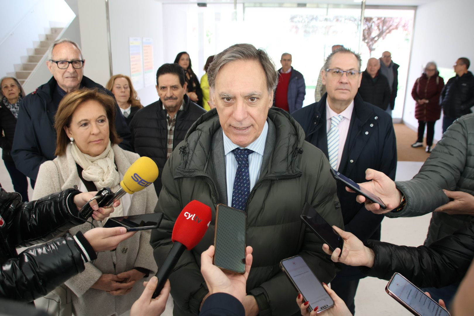 Carlos García Carbayo, visita el nuevo centro de mayores de Chamberí junto a representantes de asociaciones de mayores y de vecinos de los barrios trastormesinos