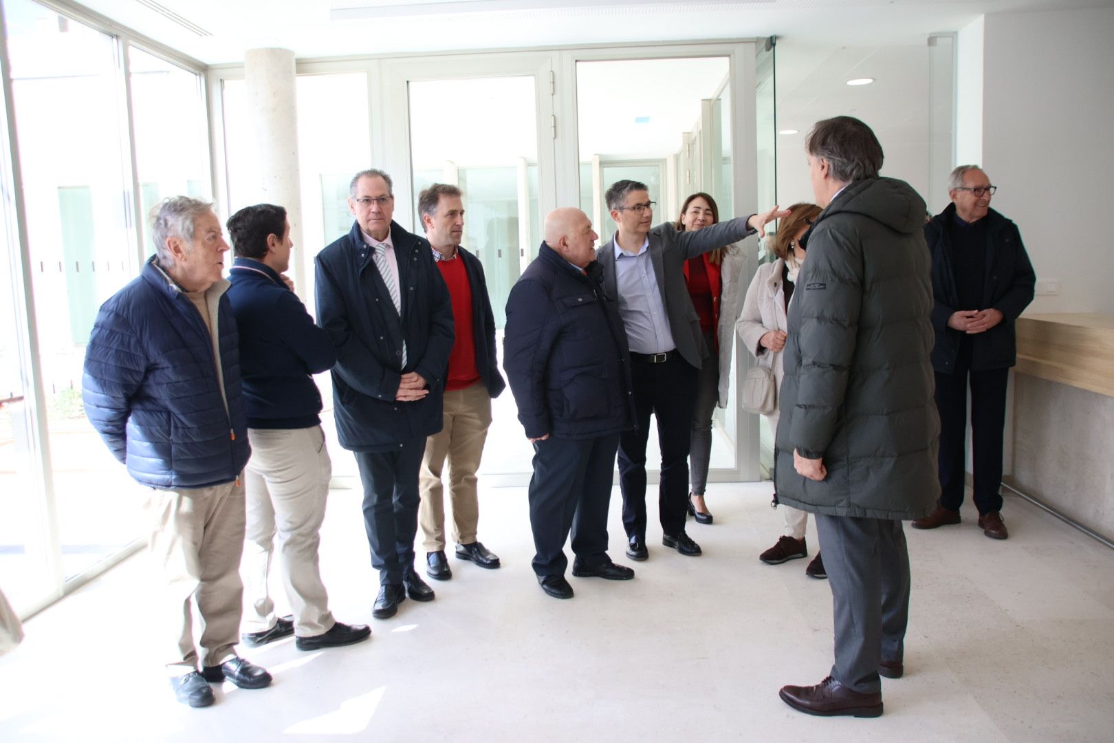 Carlos García Carbayo, visita el nuevo centro de mayores de Chamberí junto a representantes de asociaciones de mayores y de vecinos de los barrios trastormesinos