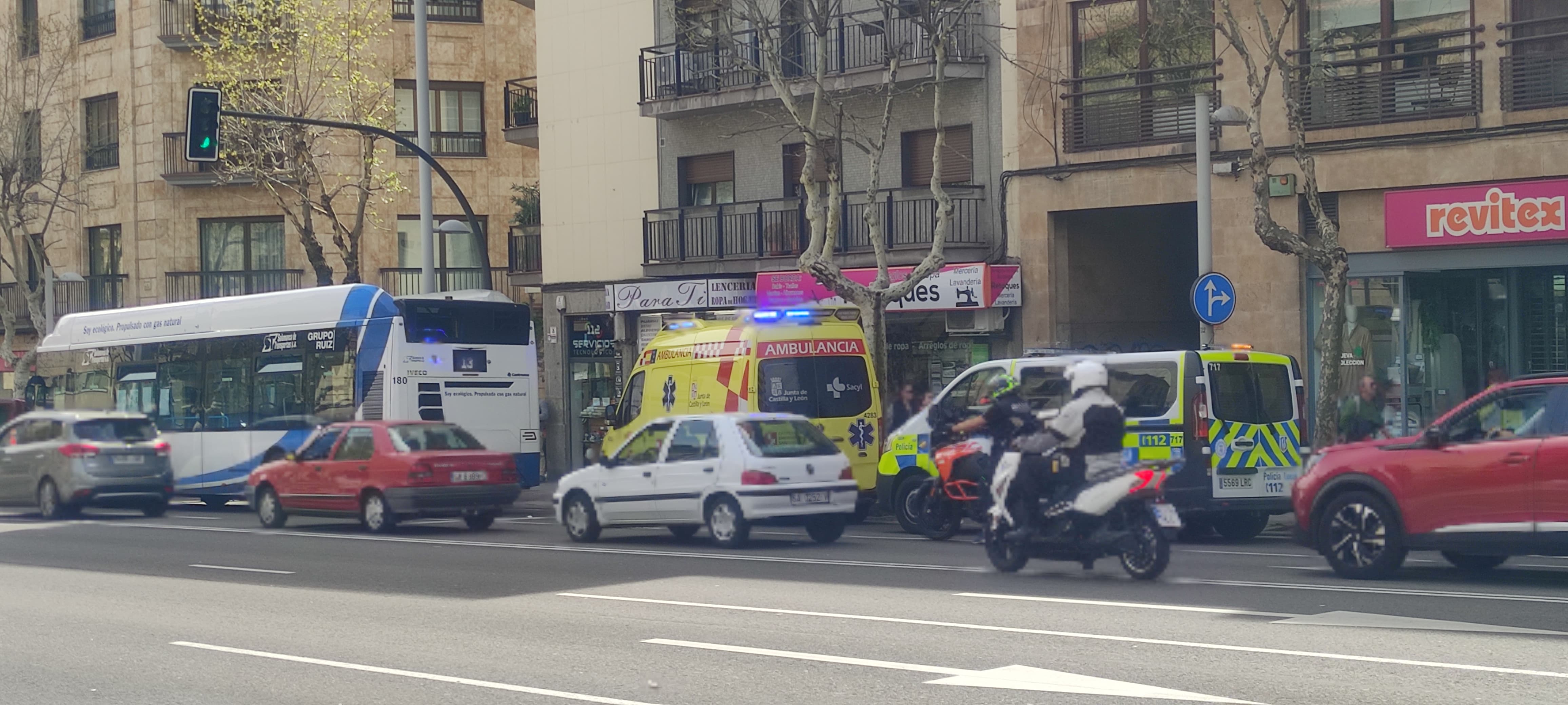 GALERÍA | Herida una mujer tras impactar un autobús en la avenida de Mirat