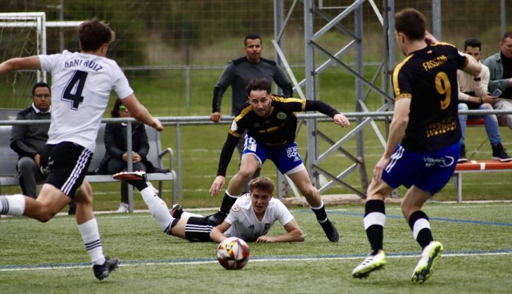 Rafa Dueñas, muy atento desde la banda | FOTO SALAMANCA CF UDS